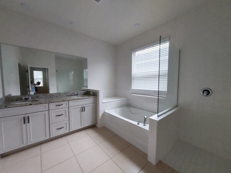 Main bathroom with tub and shower - 2500 Avian Loop