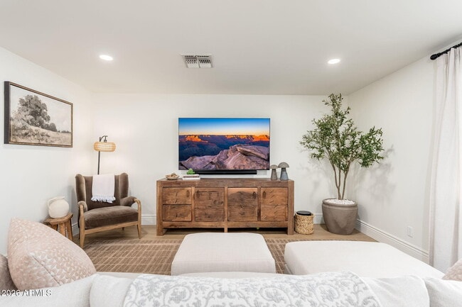 Building Photo - 4030 E Fairmount Ave