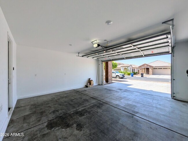 Building Photo - 9509 W Sells Dr