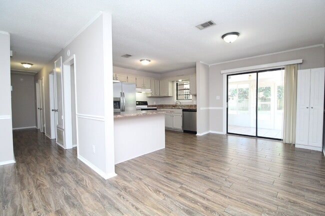 Building Photo - Updated 3/2 Brick Home in Northeast Pensac...