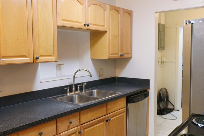 Building Photo - 651 W 36th St