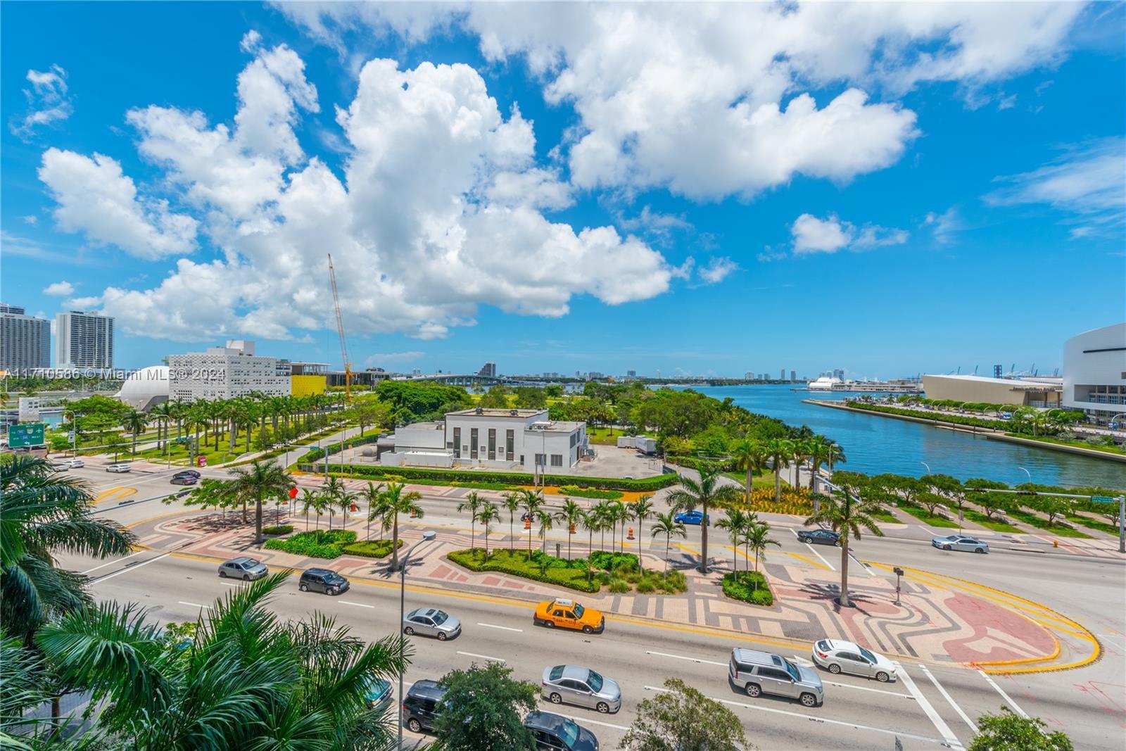 Building Photo - 900 Biscayne