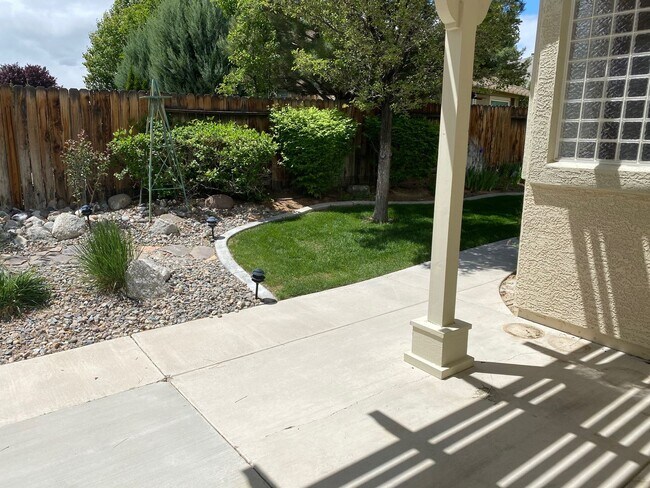 Building Photo - Huge 3 Bed 2 Bath + Den Golf Course Hom...