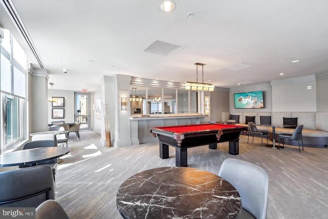 Building Photo - 8220 Crestwood Heights Dr