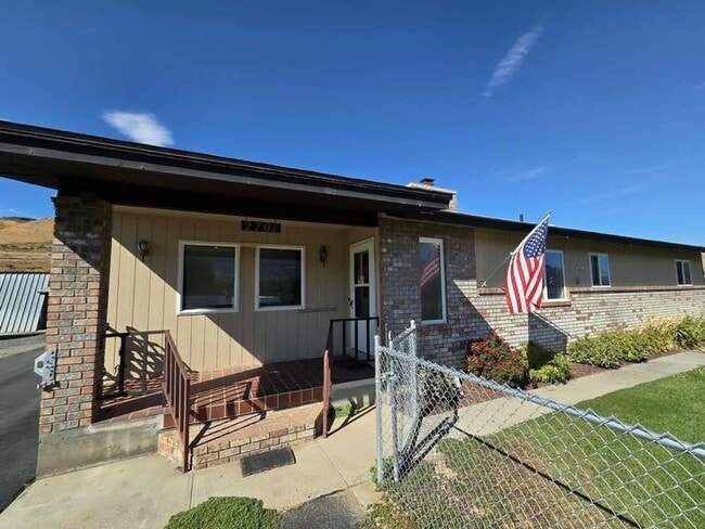 Primary Photo - Large 3 Bedroom, 2.5 Bath on Beautiful, HU...