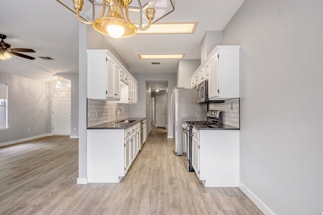 Building Photo - Beautiful & Convenient 3 Bedroom, 2 Bath Home in North Austin