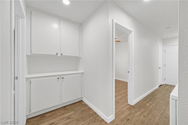 Building Photo - 592 Macbrey Dr