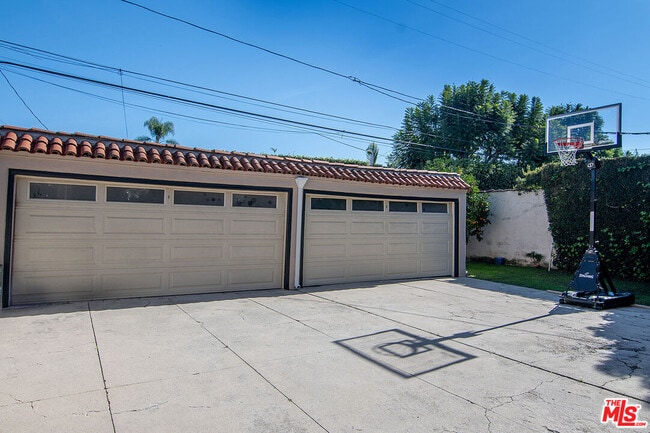 Building Photo - 1040 S Alfred St