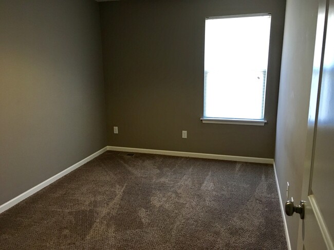 Building Photo - 3 Bed 2 Car Townhome in Grain Valley