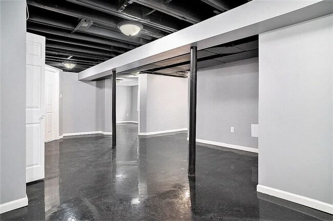 Building Photo - Rehabbed Home Im West Glen Park