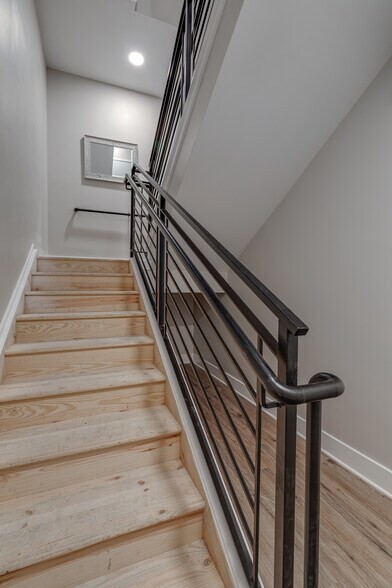 Building Photo - 1952 Bryn Mawr Ave