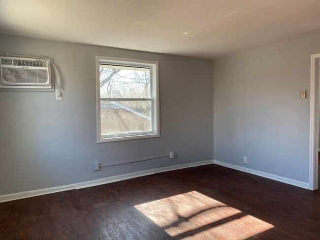 Building Photo - 2 Bed / 1 Bath Apartment on 2nd Ave - Walk Downtown!