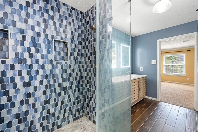Building Photo - 2645 Lakeway Dr