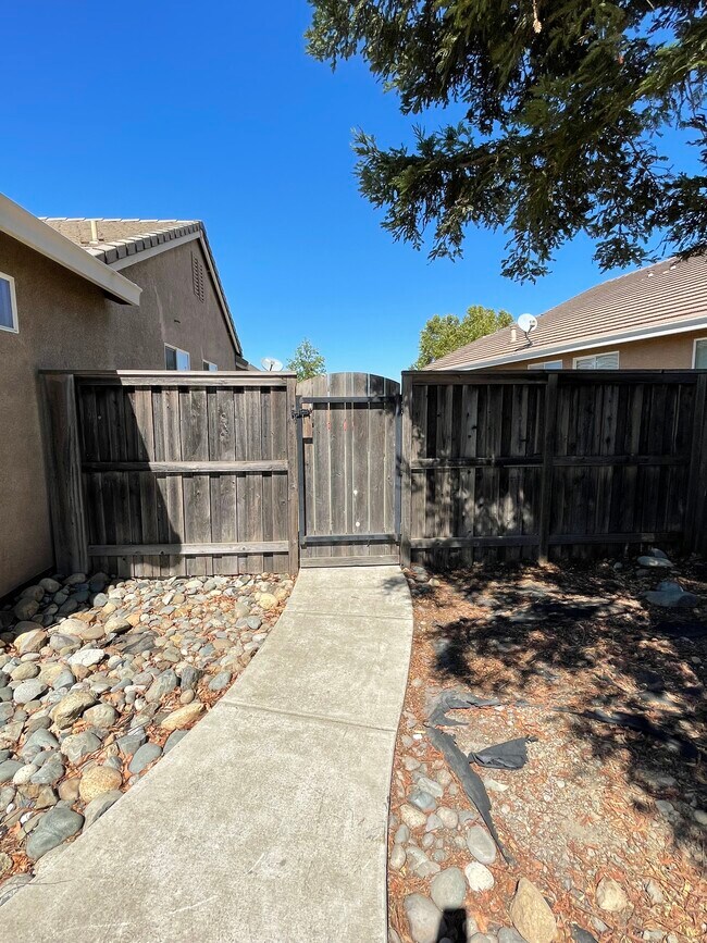 Building Photo - 1370 Oregon Creek Way