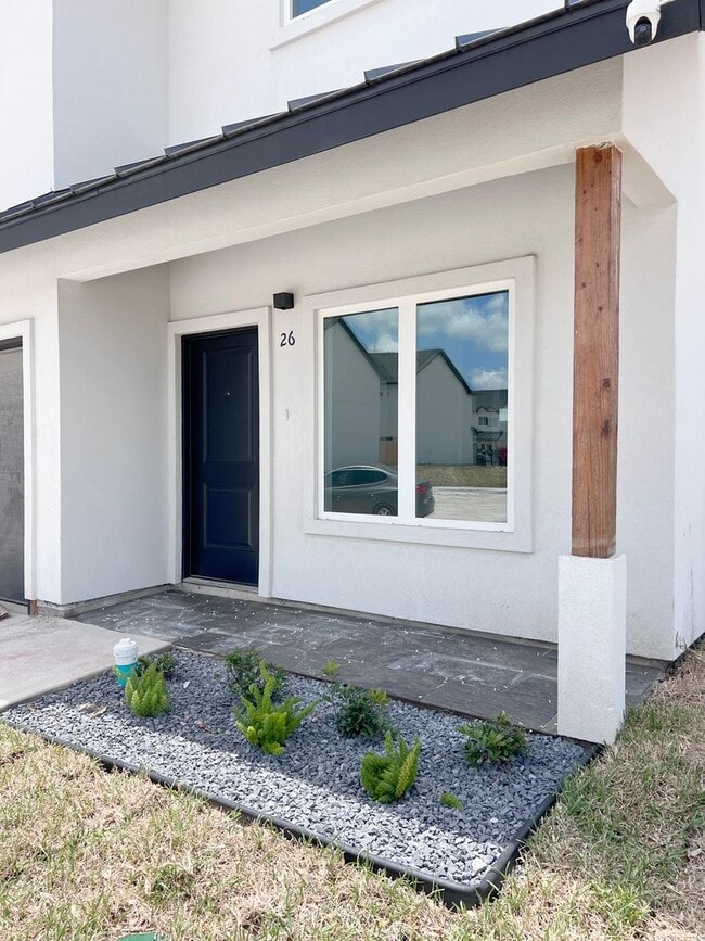 Building Photo - Luxury Townhome In Gated Community (Close to Expressway 281 & Wisconsin)