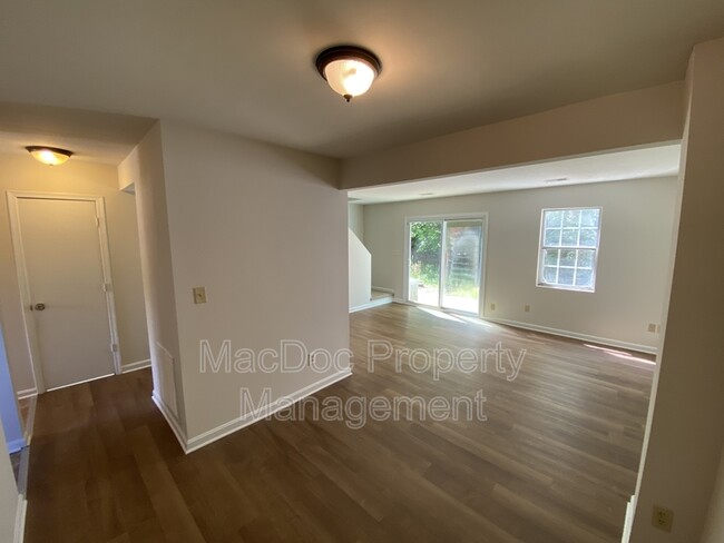 Building Photo - 104 Kings Mill Dr