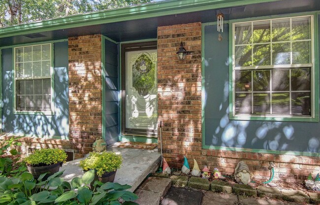 Building Photo - Cozy 3 Bed with a GORGEOUS patio and backyard