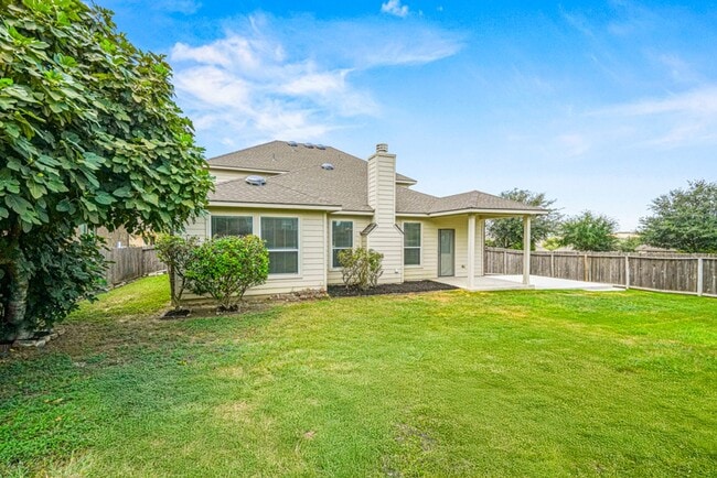 Building Photo - New Braunfels Beauty with plenty of SPACE!