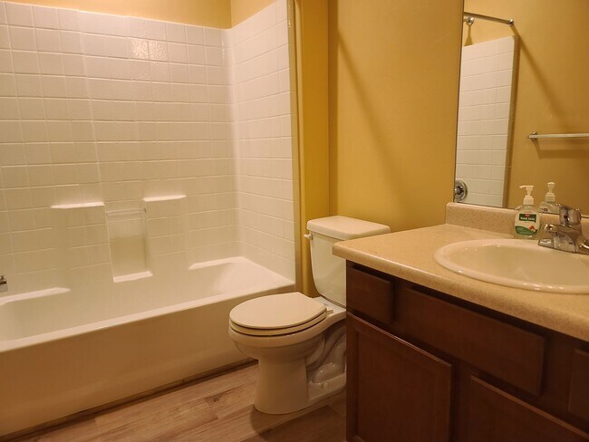 Building Photo - 3 Bed 2.5 Bath Available June 1st
