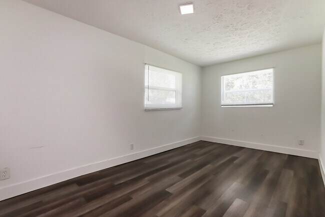 Building Photo - 701 NE 11th Ave