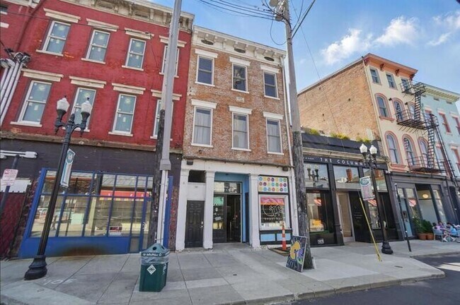 Building Photo - 107 W Elder St