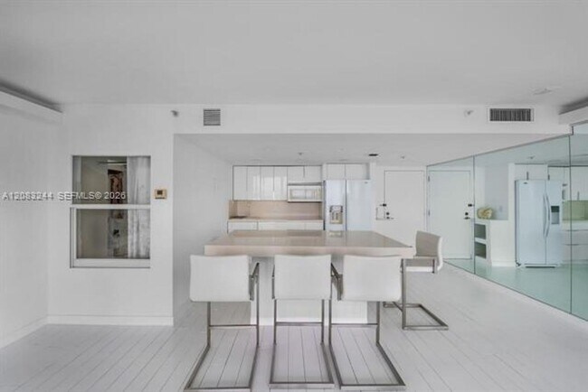 Building Photo - 7601 E Treasure Dr