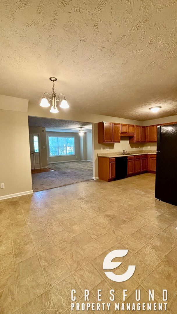 Building Photo - 3 Bed, 2.5 Bath Townhome - READY FOR YOU T...
