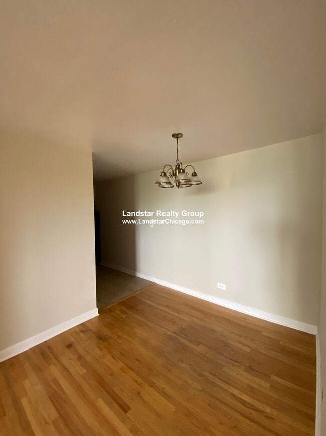 Building Photo - 5917 N Kenmore Ave