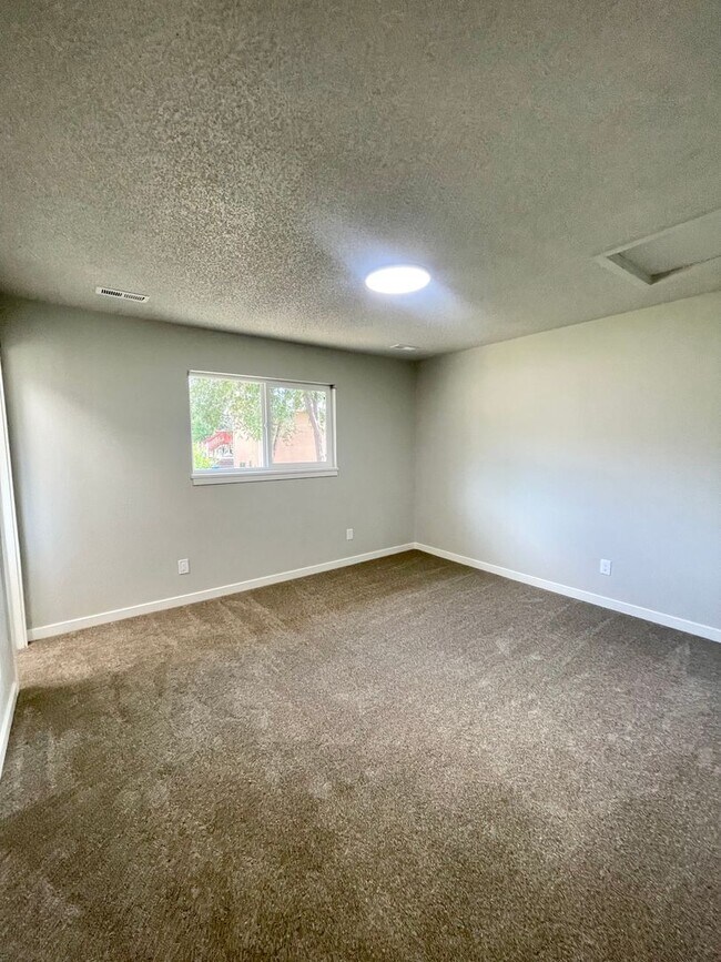 Building Photo - 1011 De La Vista Ln