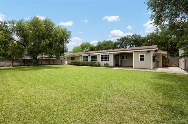 Building Photo - 15 Palm Valley Dr E