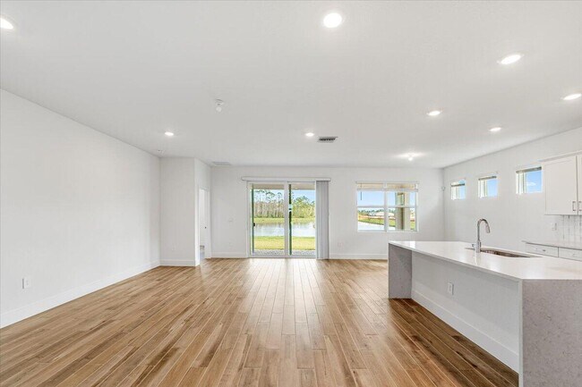 Building Photo - 6751 SE Pk Trce Dr