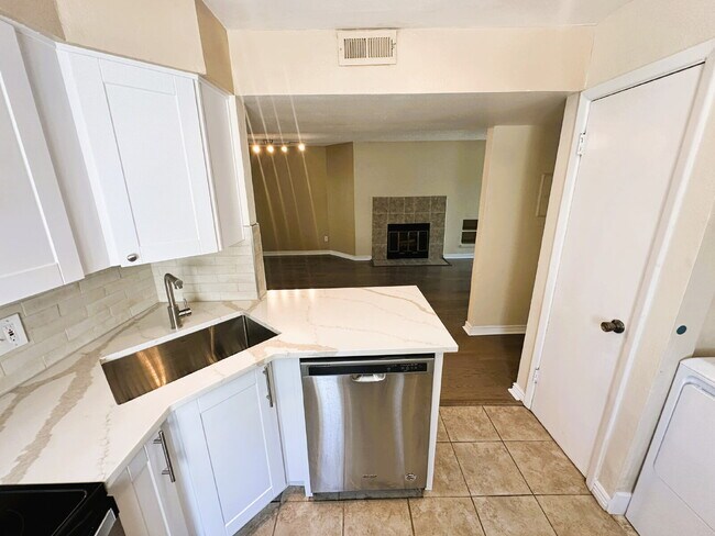 Building Photo - Updated 2 Bedroom, 2 Bath Condo (Available Immediately)