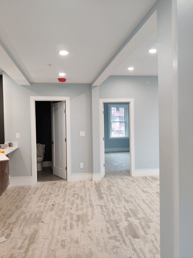 Building Photo - 3 bed 2 Bath on Washington Sq. Central Heat/AC, In-Unit Washer and Dryer, Steps from the T Stop
