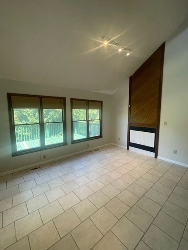 Building Photo - Cute Beach Style Home in Fayetteville