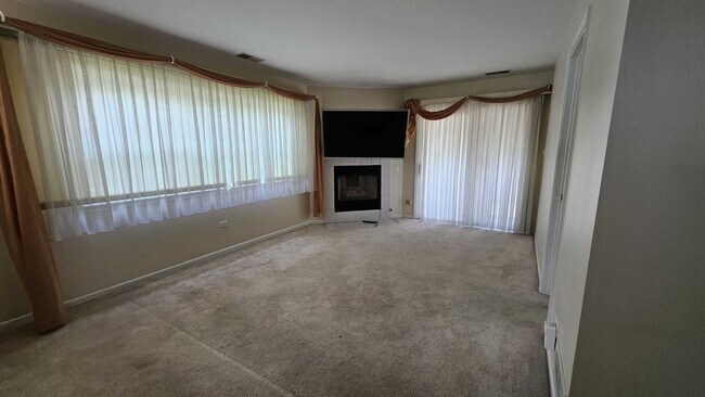 Building Photo - 955 Elderberry Cir