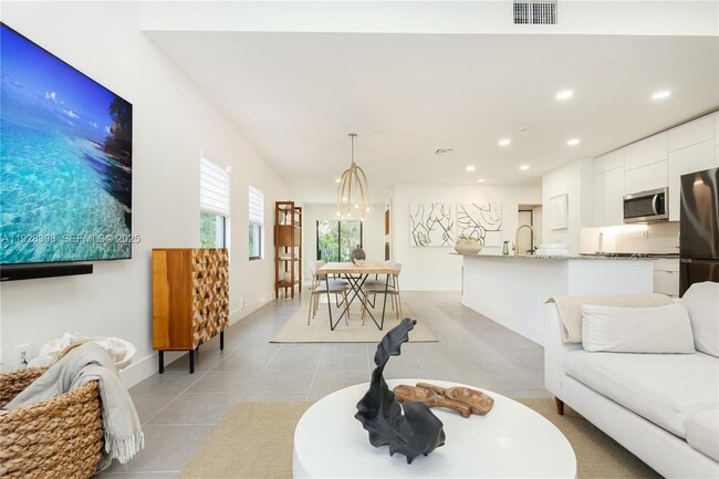 Building Photo - 14000 NE 16th Ct