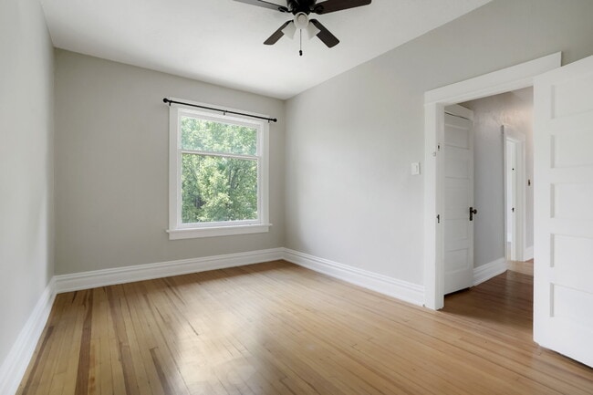 Building Photo - Charming 4 Bed, 2 Bath Town Home in Prime ...