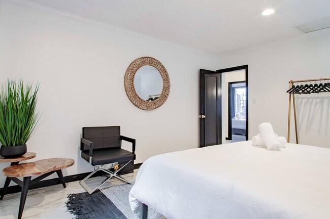 Building Photo - 1020 16th St NW