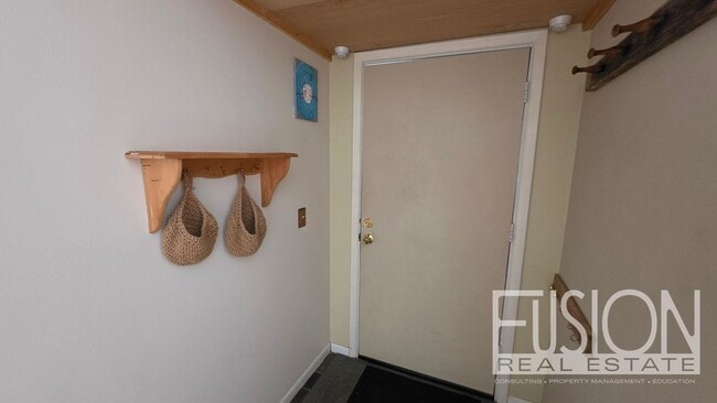 Building Photo - Bright, FURNISHED 2-Bedroom in Prime Burlington Location — Available NOW!