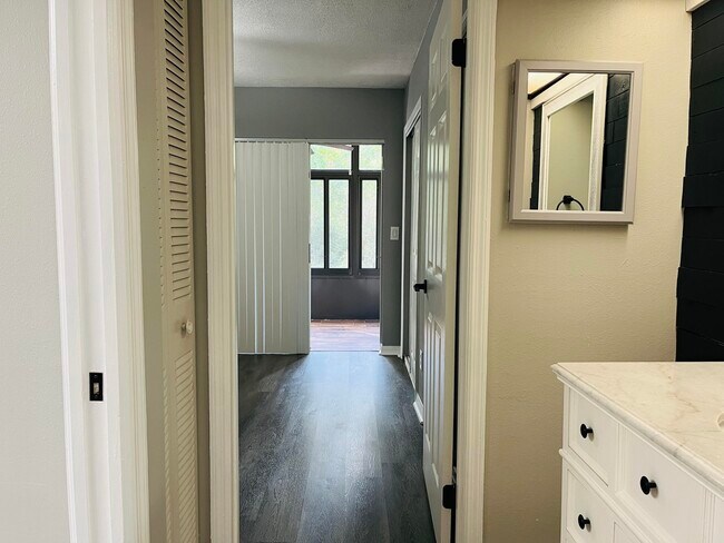 Building Photo - 3042 Sir Hamilton Cir