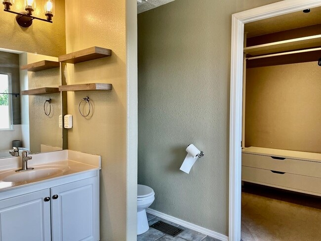 Building Photo - 12408 Mangas Trail NE