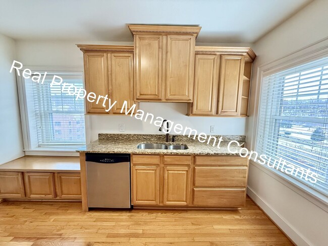 Building Photo - Prime Plaza Location 2 bed 2 bath in Eugen...