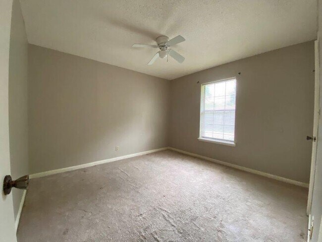 Building Photo - 704 E Logan St