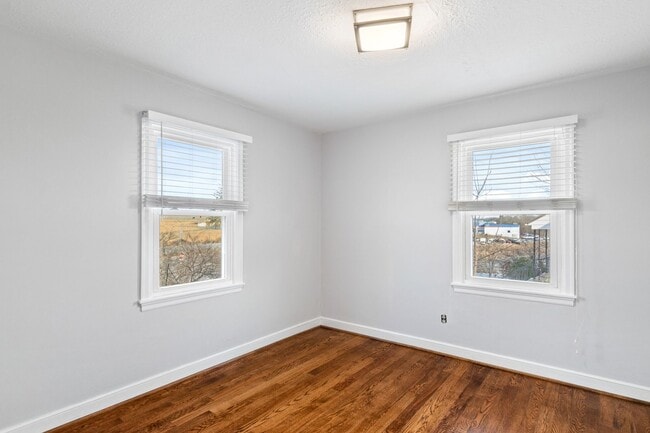 Building Photo - 2 Bed / 1 Bath Bungalow. Dog Friendly. Fenced Yard.