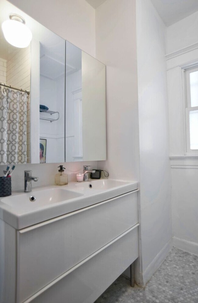 Building Photo - A Charming 2 Bed / 1 Bath with Bonus Space in Prime Echo Park Location