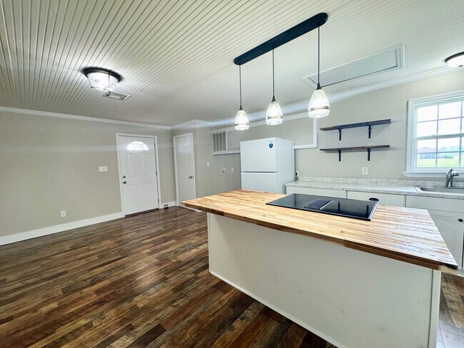 Building Photo - Country Cottage - Adorable 2 bedroom, 1 bath! Cute front porch & landscaping included!