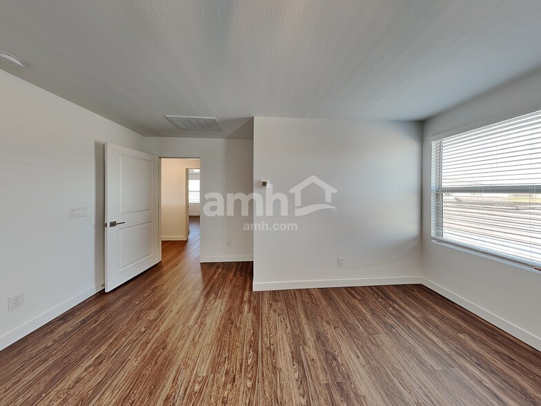 Building Photo - 4308 S 105th Dr
