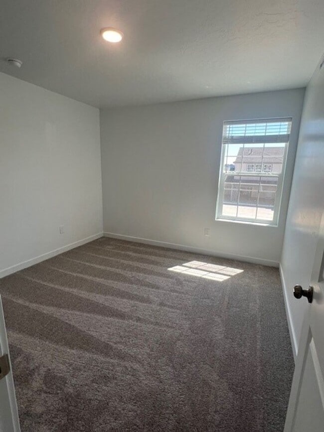 Building Photo - Newer 4 bed 2.5 bath home in Caldwell, just off Middleton Rd and Ward Rd.