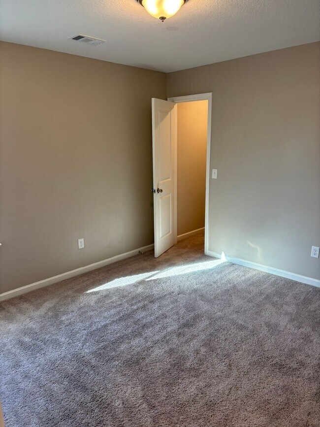 Building Photo - Beautiful home located in a culdesac.