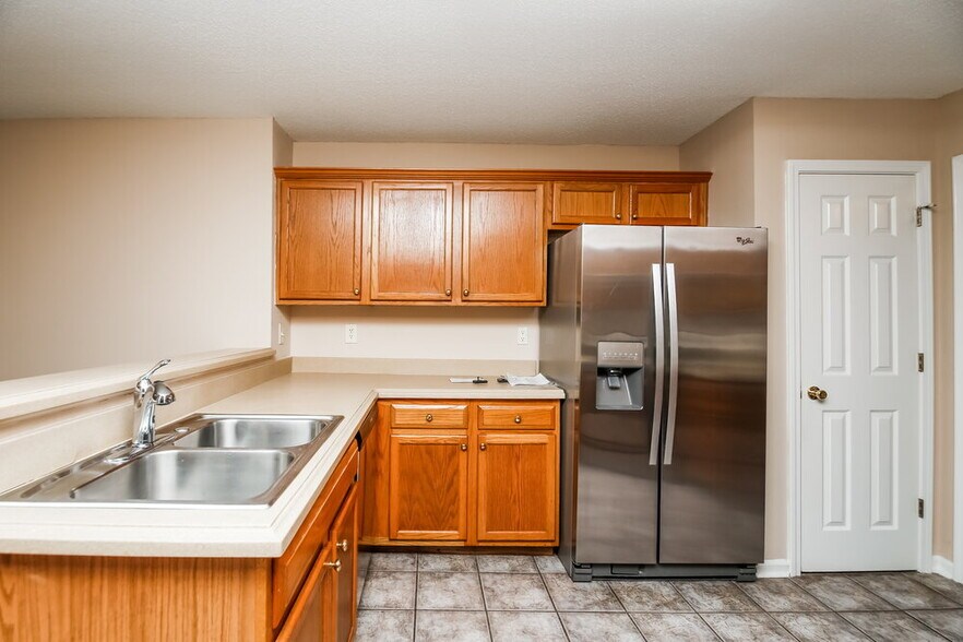 Building Photo - 6857 Robinwood Trail